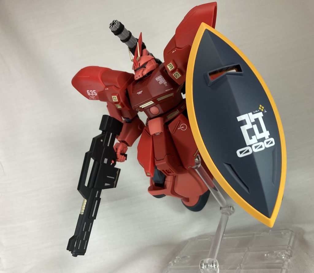 メイン武装はサザビーのライフル、シールドはゲルググのやつにテキトーな持ち手をつけて構えられるようにしました