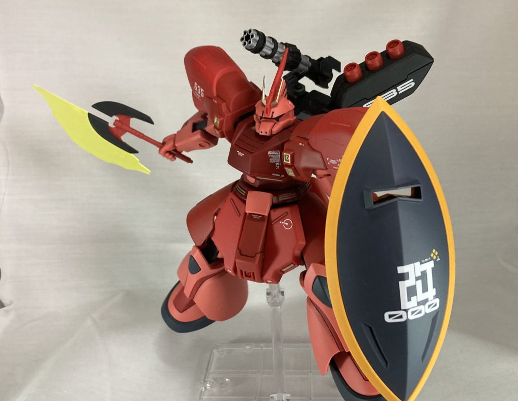 近接武装のビームアックス、バックパックにガトリングとファンネルがありますファンネルが片方だけなのはちょっと廉価版っぽさを出したかったからです