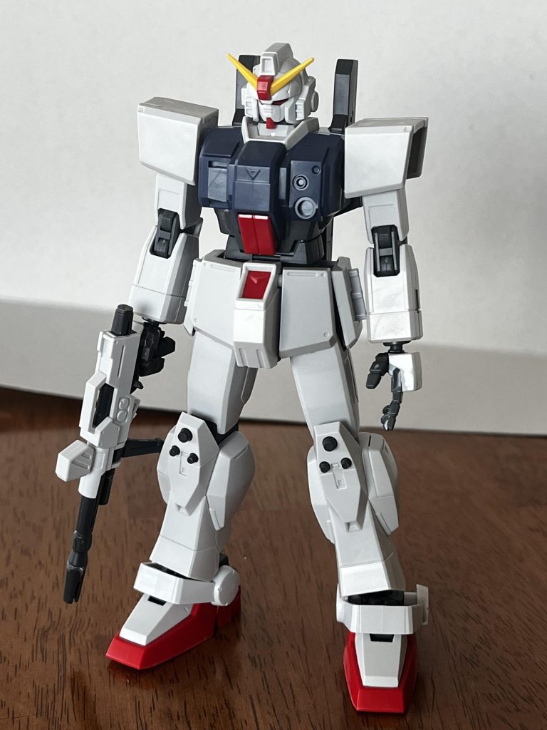 素組み後、プロポーション変更。顎を削って小型化頬あてを削って薄く首の延長(C1の13のパーツの軸を半分くらいまで削って気持ち上に上がるように)胴体・膝・足首それぞれの付け根でランナータグを噛ませて延長などをしました。プロポーション工作はネットに公開されている記事を参考にしてます。