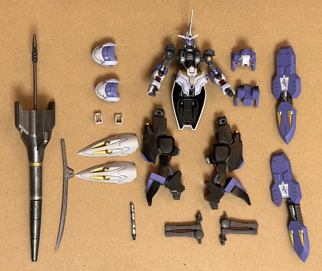 スカートパーツの裏打ちパーツやスジボリが下手なため、裏打ちは塗装してほぼ既存のモールドのまま墨入し、墨を残す様に拭き取りました。