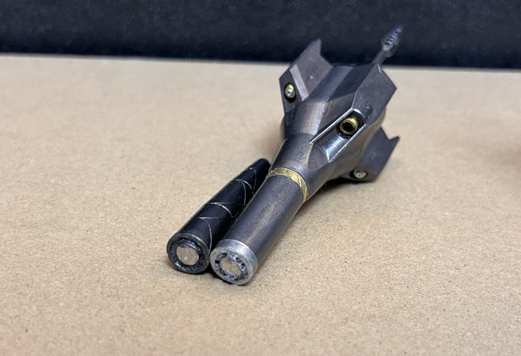 ドリル部は回転できる様にネオジウムと溝加工で改造してみました。なかなか、軸を真っ直ぐ通せず未熟さを痛感しましたが、毎日ちょこちょこやり直しなんとかかたちになりました。