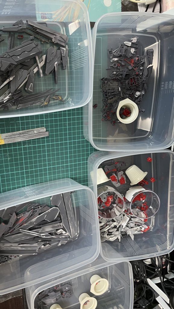 今回MGで初改造全塗装だったのでヤスリ消耗がすごかった。スクラッチもしているのでタミヤのセットをほぼ使い切りました(*´Д｀*)