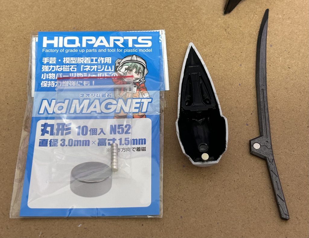 カタナもネオジウムでマウントできるようにしました。2017年製のキットでHGですので、色分けやギミックは近年のものには劣りますが、造形や関節、武器保持力は素晴らしくとても良いキットでした。