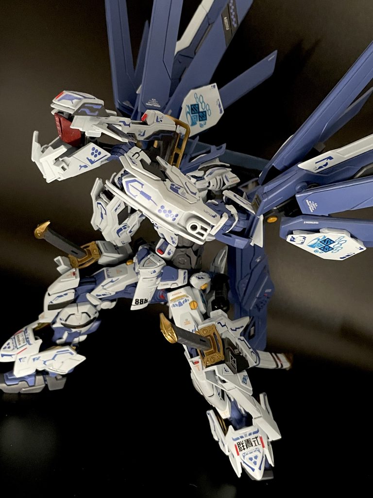 刀の頭には、頭突きをイメージしたポーズでの展開式の砲口を付けました！！ 