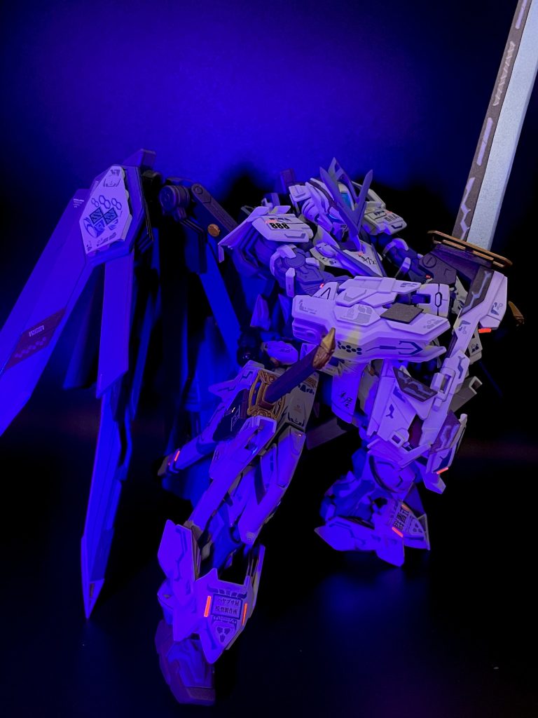 今回はレッドポイントやメインカメラに蛍光色を入れていますので、ブラックライトで発光します。