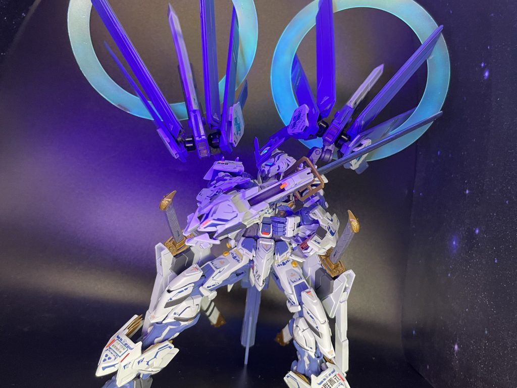 展開式した羽根からヴォワチュールリュミエールをイメージしたエフェクトを作成してみました。こちらにも蛍光色を足してブラックライトで発光します