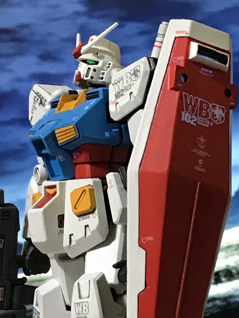 せっかくなので、背景をいじりながら撮影。盾は連邦十字マークがないものを装備。レジンキットのものを使用しました。デカールワークはMG ver.kaの取説を参考に、家にあるもので貼り付け。取説をいつでもWEBで見れるバンダイさん。感謝です。