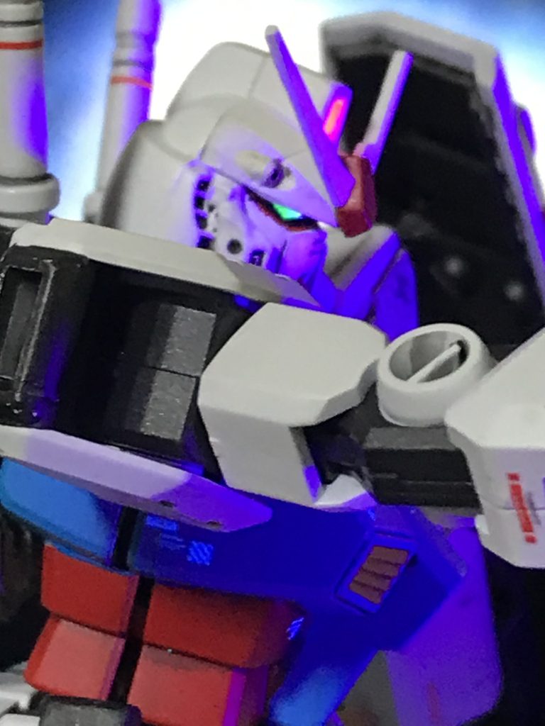 頭部はアレックスとリバイブガンダムのミキシングです。カメラレンズは蛍光グリーン。頭部前後のセンサーは赤のラピーテープに蛍光クリアレッドを塗装し、UVレジンコーティングしてます。