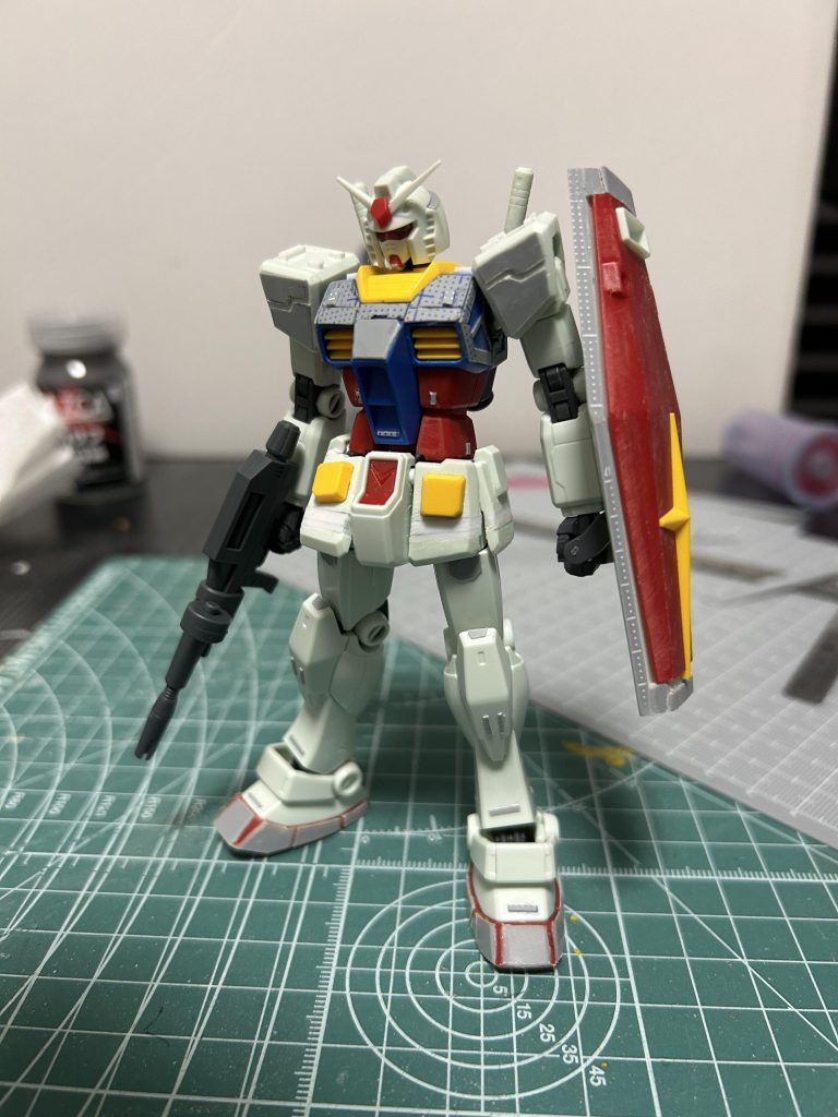 HGリバイブ版ガンダム改修（前面）かなり完成度の高いキットでディティールアップと一部延長を施しました。プラ板ペタペタ貼り付けしながら厚みのある感じに仕上げたいと思います。