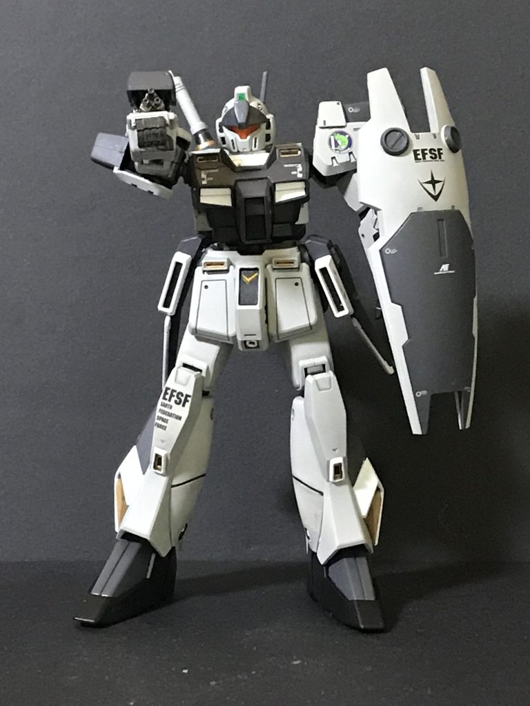 アレックス改修機。ジムカスタムの頭部を装着しているのでジムにみえますが、あくまでRX-78 NT1Rです。サイドアーマーをスラスター付きバインダー、アンクルアーマーを撤去しスリムな形状のものに変更。腕部ガトリングは健在!