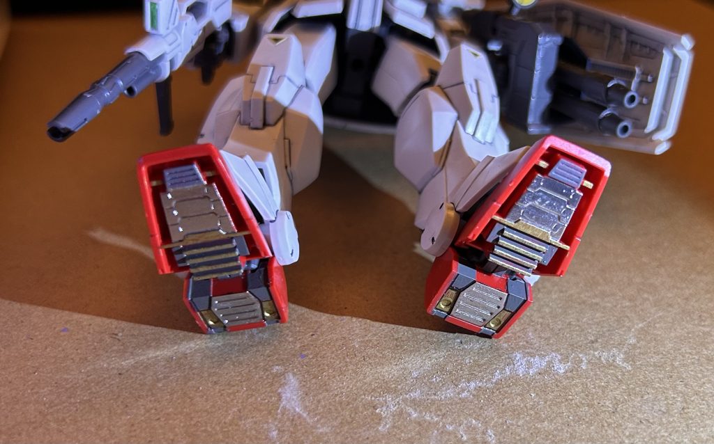 足裏の肉抜きが大きく埋めたデザインも思いつかない為、塗り分けだけにしました。