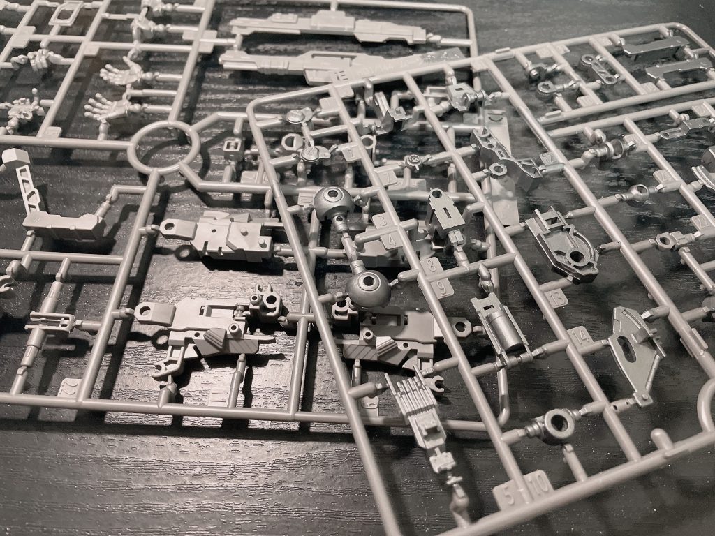 今回はお手軽制作したかったのでフレームパーツをランナーのまま塗り塗り