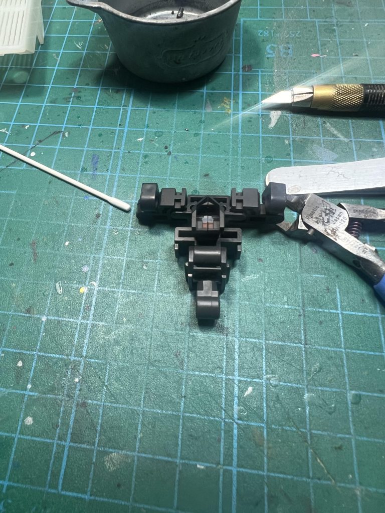 コックピットはブラウンとグレーで部分塗装しました