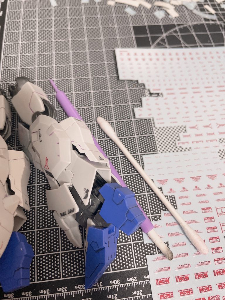 引き出しに沢山あるデカールを貼って終了