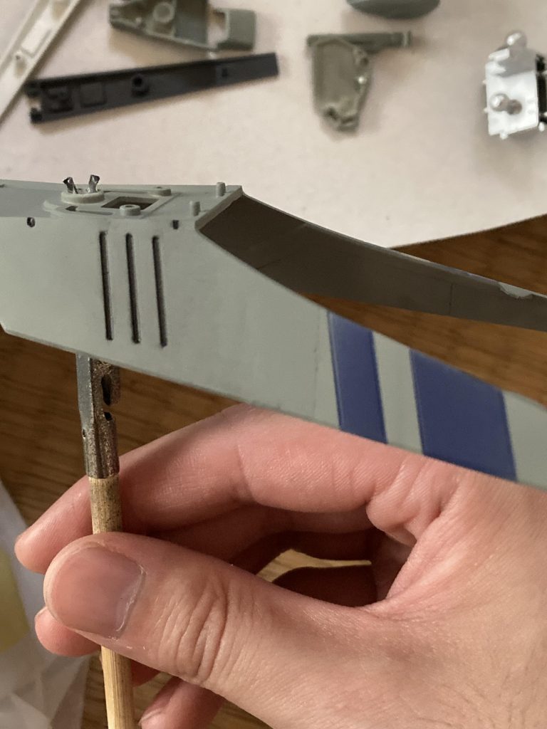 先に艶消しスプレーで仕上げると、ガサガサした場所にエナメルが詰まって取れなくなったので必ずしも艶消しスプレーを仕上げにかける必要はないのかもしれないと気づけたのは良かったです👍