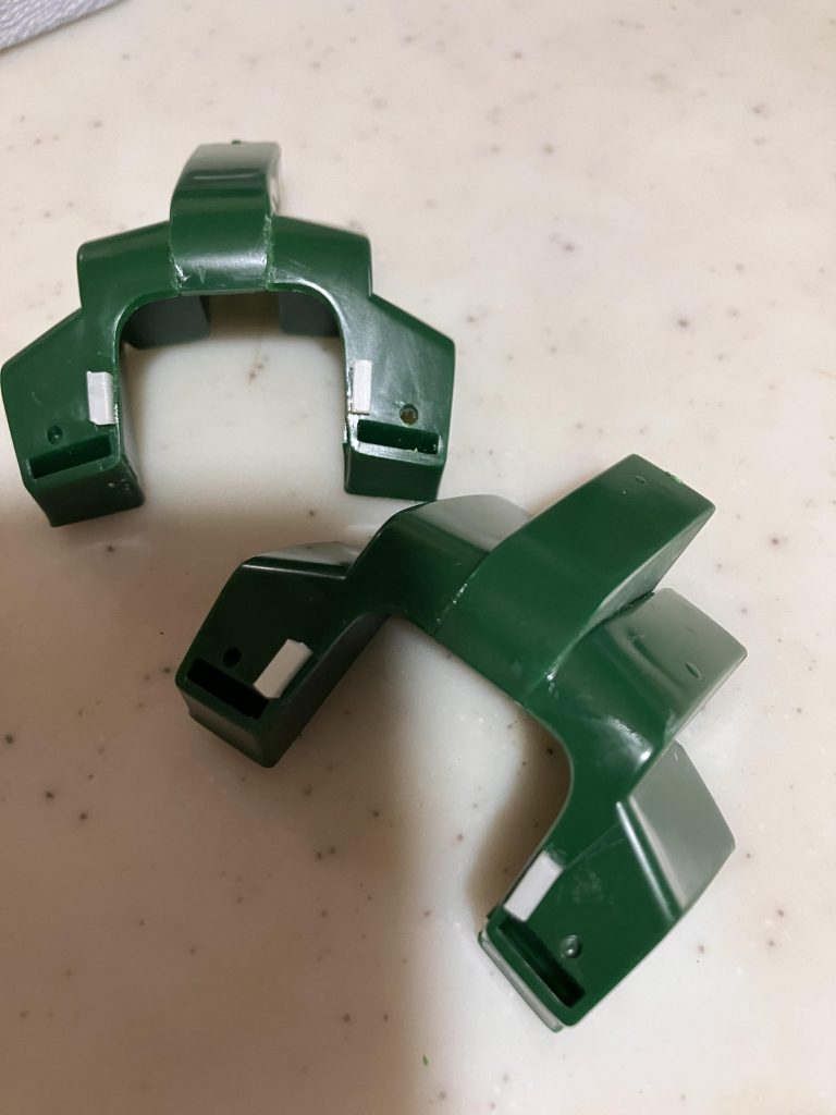 真ん中が高くなるようにしたのと、プラ棒分肩幅が大きくなるよしました