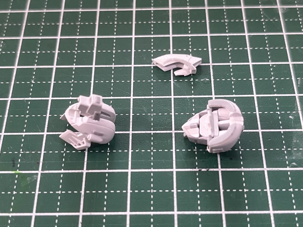 カメラアイの後ハメと合わせ目消しのため、頭部パーツを三分割しました。