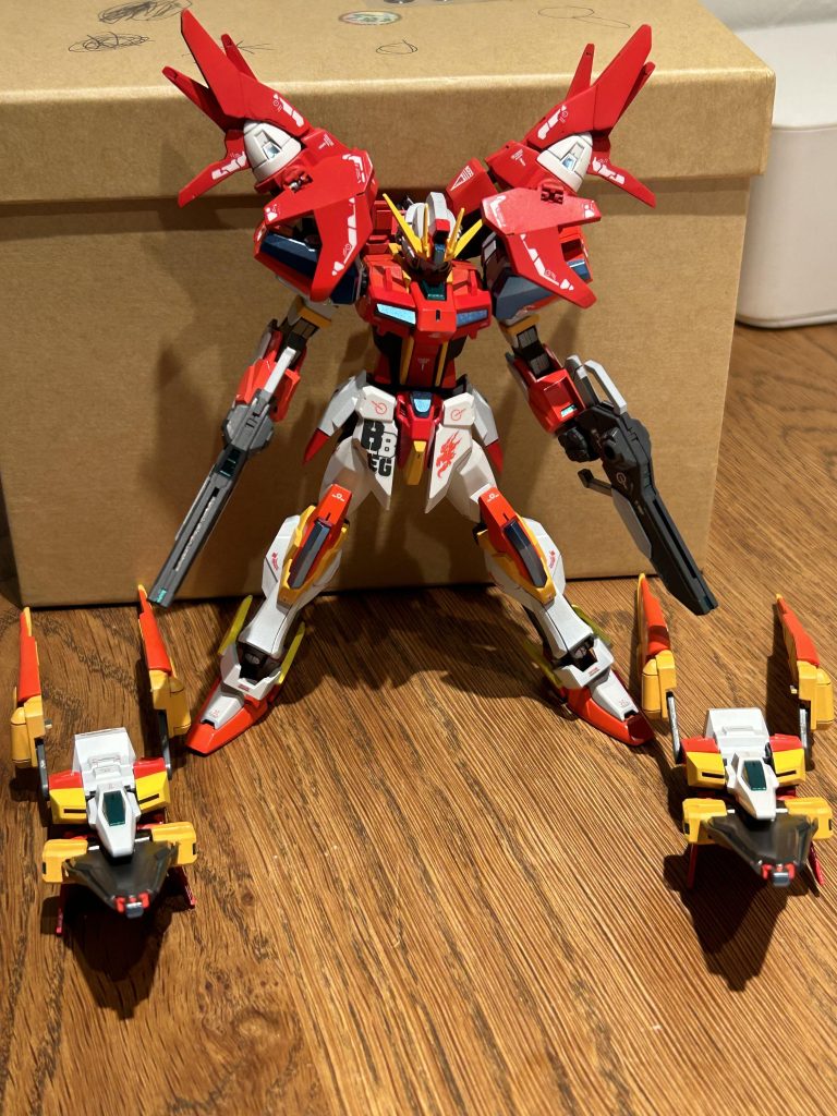 一度ブレイズフライヤーと分離し、バックパックにブレイズストライクのアーマーを装着。