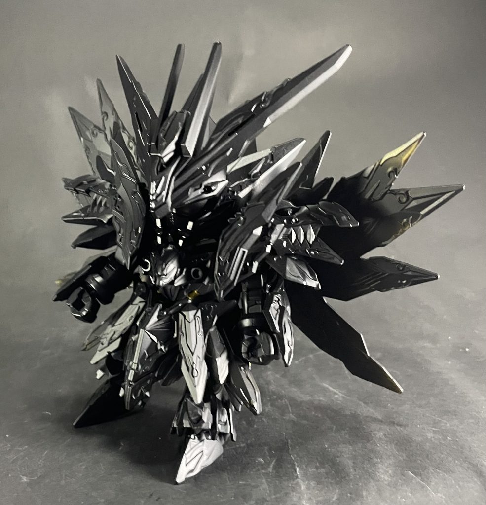 肉抜き穴を埋めた後に、全体的に黒サフを吹き、その上からゴールドを塗装しました!