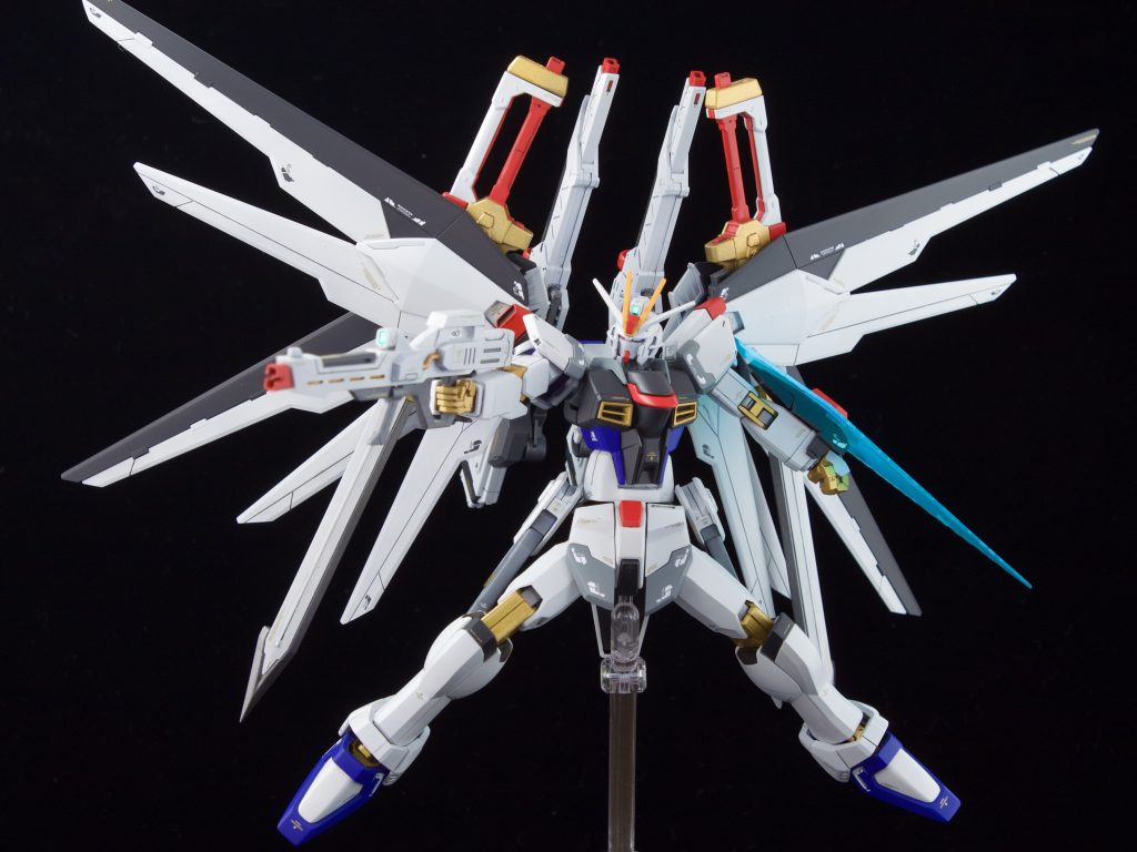 合わせ目処理が少々厄介なやつですが、デザインがめちゃくちゃ好みなのでライジングフリーダムのライフルを採用。