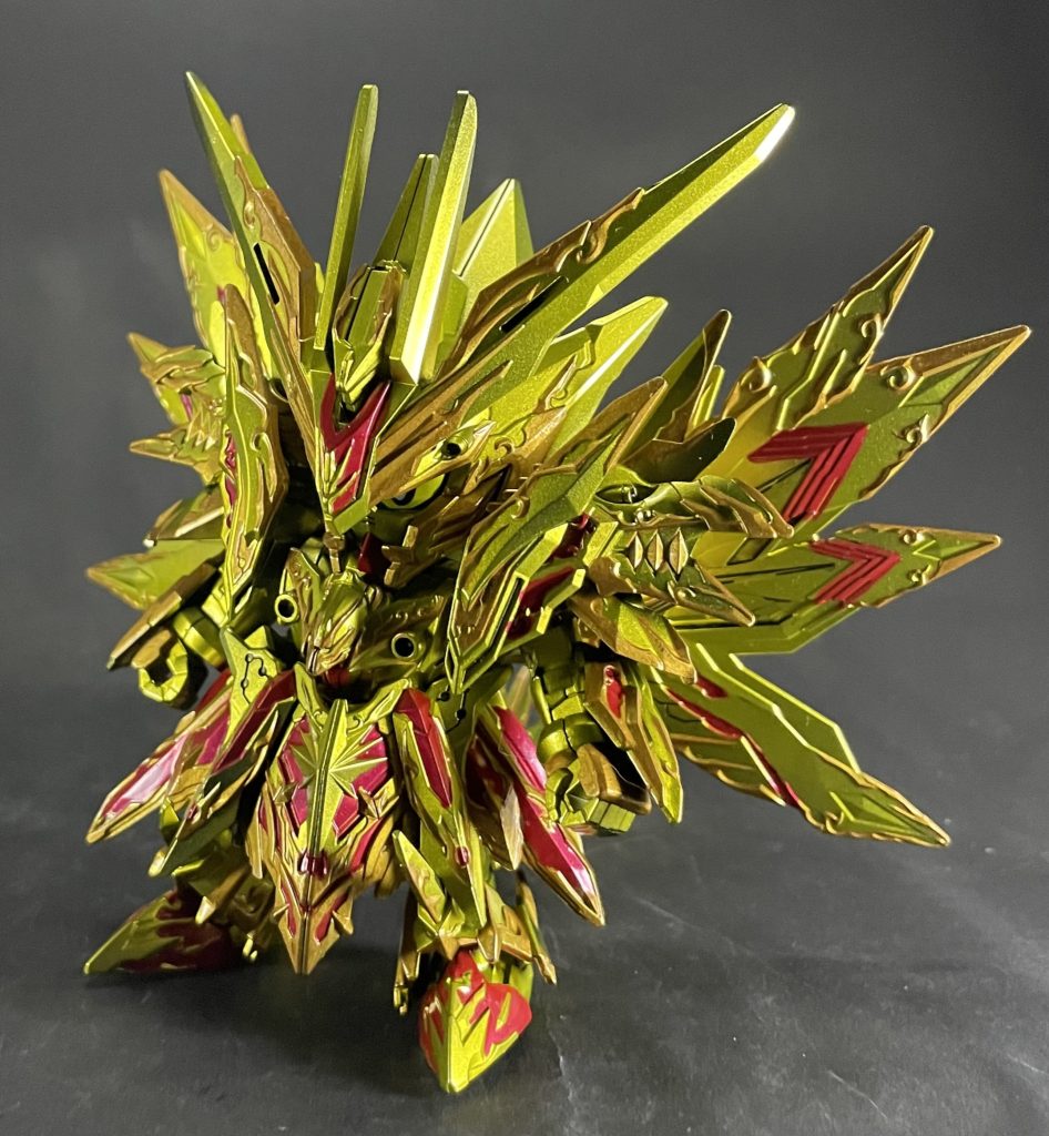 素立ちの状態!全体をエアブラシでゴールドに塗装してから、筆塗りでの塗り分けをしています🎵