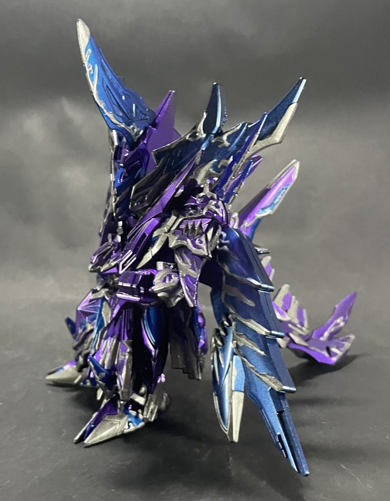 前回のスペリオルストライクフリーダムドラゴンと違い、メタルバイオレットの上にシルバーを塗装しているので、塗装が進むにつれ変化が見られ、楽しく塗装出来ました😆