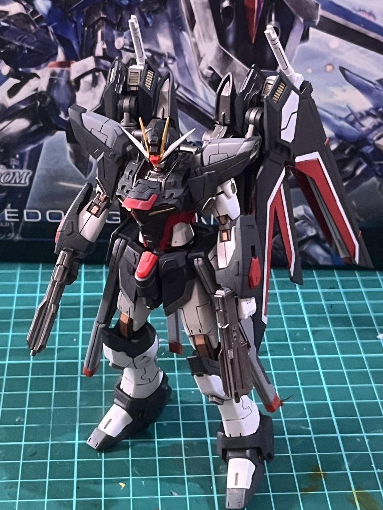 可変機能は廃しています。角張ったイメージにしたかったため、肩のサブスラスターを外し、形状を変更。脚部はストフリのものを使用しました。