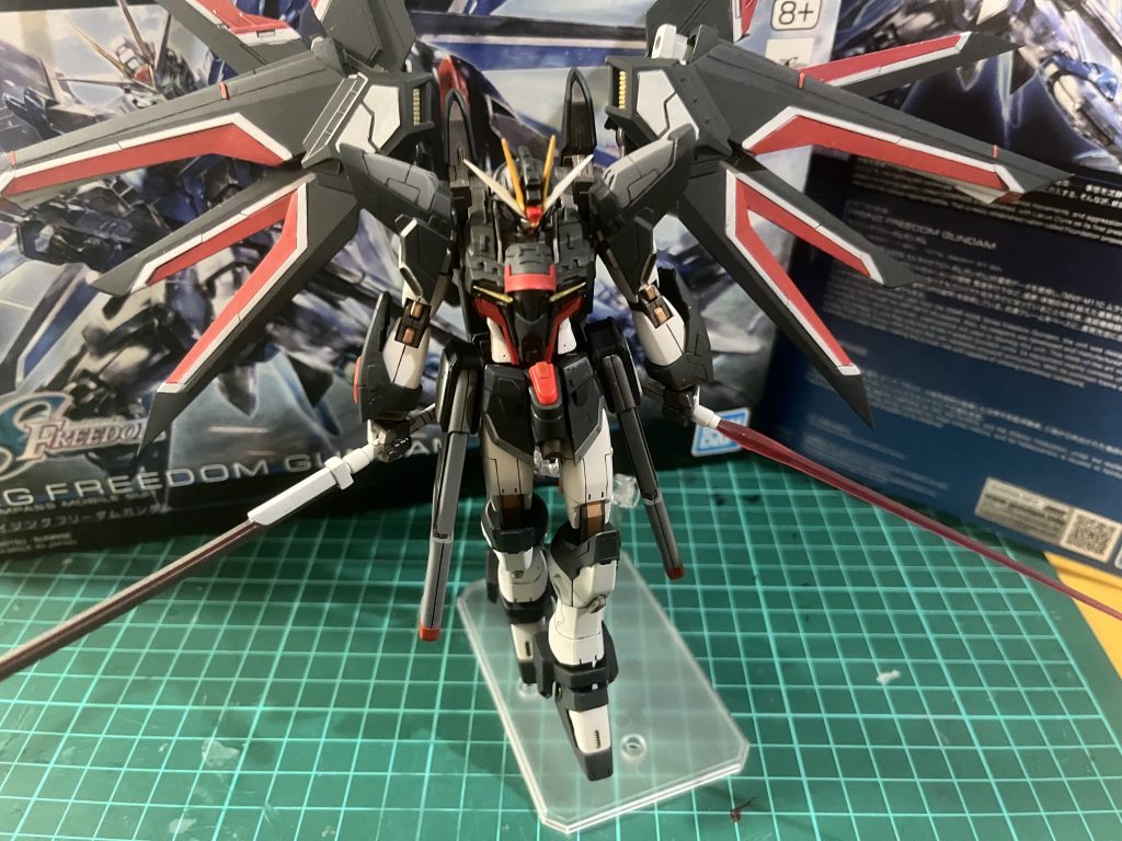 マイフリに憧れ、実体剣を装備。追加した部分はバックパックに集中しているため、重量が上がり自立しづらくなってしまいました。