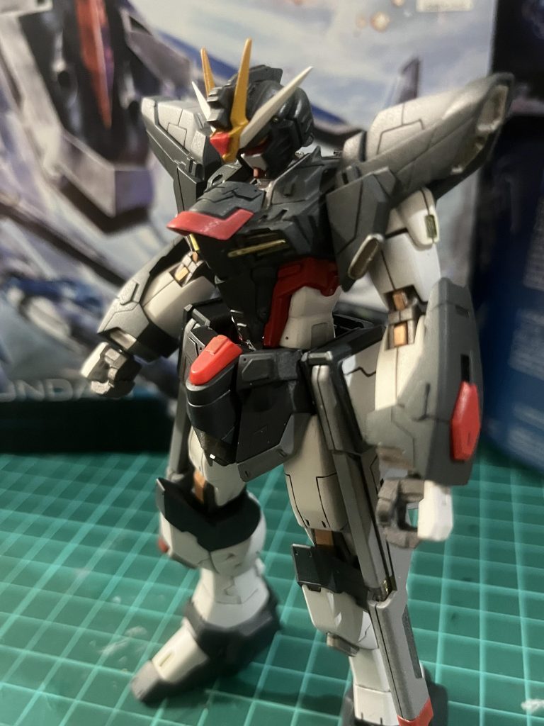 ストフリの脚部の長さに合わせるよう、腕も上腕下腕で、それぞれ0.8mmのプラ板を挟み延長しました。