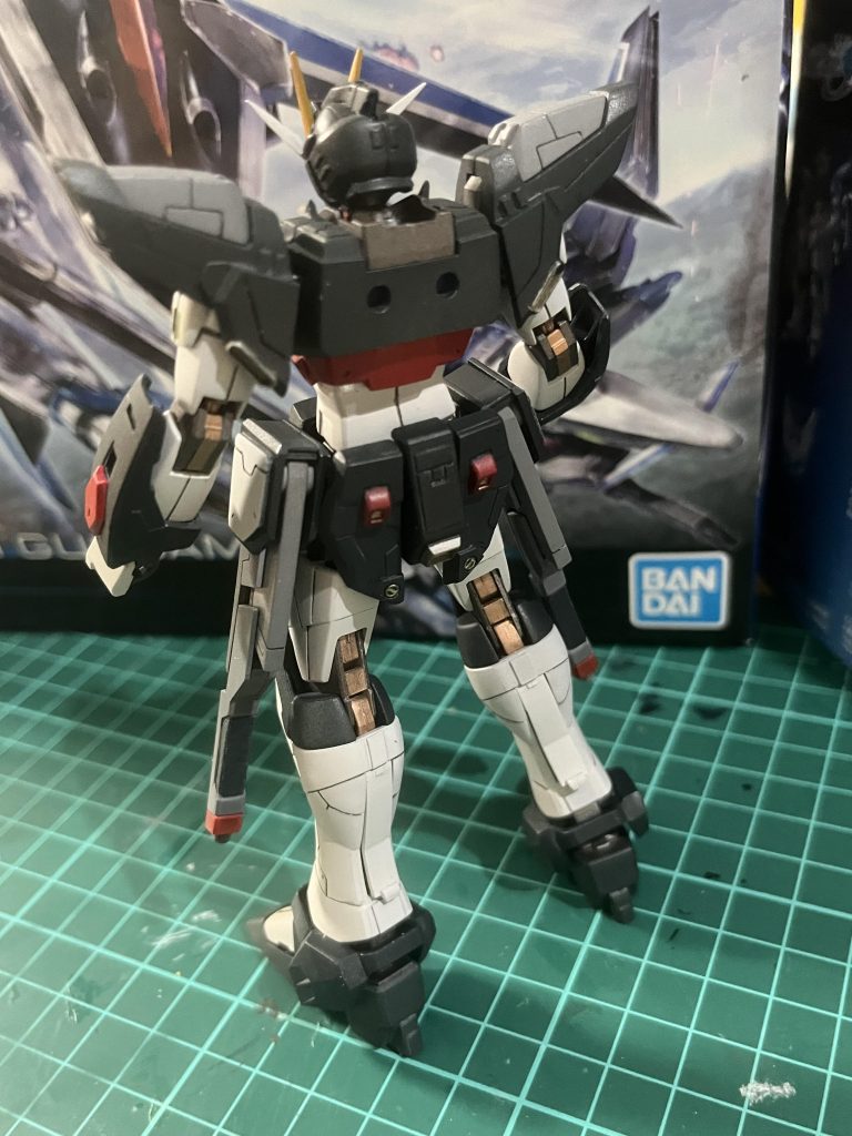 リアアーマーはストライクをイメージしてディテールアップしましたが、色味の関係か写真でははっきりと見えなくなってしまいました。