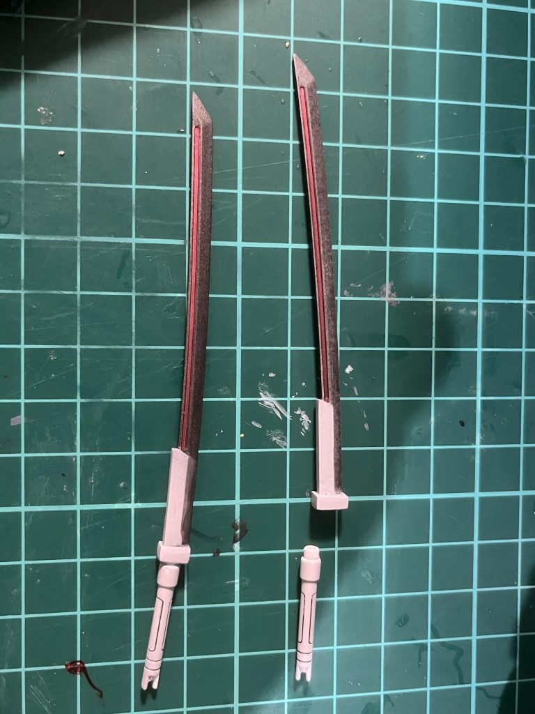 実体剣は3mm穴でビームサーベルの柄と合わせているだけなので状況に合わせて切り替えられる設定に。刃の部分は、こちらも境界戦記のウェポンセットから。