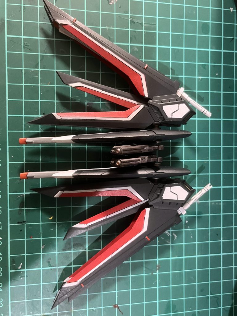 MA形態時の機首のパーツは外し、ハンドガンを収納。ビームライフルショーティーは手に入らなかったので、境界戦記のウェポンパーツを利用。超高インパルス砲は実体剣の鞘にしているので、火力低下を補うためにストフリのレール砲を移植しました。