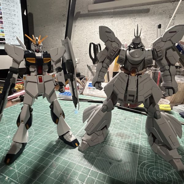 EGのνガンダム、すごく組みやすいキットでビックリしました。全体的に線が細いので、弱々しい感じなのがちょっと残念ポイント。でもそれ以外はこの金額でここまで色分けされて、ほぼ合わせ目も出ない作りは流石のバンダイさんですね！ただ今のままじゃあ流石のアムロさんもサザビーには勝てそうにない見た目なんで、こっから負けないように格好良く作り込んでいきたいと思います！(しかしノープラン！)期間も間に合うか怪しいけど、頑張ります👍（3枚目）