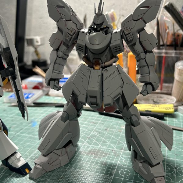 EGのνガンダム、すごく組みやすいキットでビックリしました。全体的に線が細いので、弱々しい感じなのがちょっと残念ポイント。でもそれ以外はこの金額でここまで色分けされて、ほぼ合わせ目も出ない作りは流石のバンダイさんですね！ただ今のままじゃあ流石のアムロさんもサザビーには勝てそうにない見た目なんで、こっから負けないように格好良く作り込んでいきたいと思います！(しかしノープラン！)期間も間に合うか怪しいけど、頑張ります👍（2枚目）