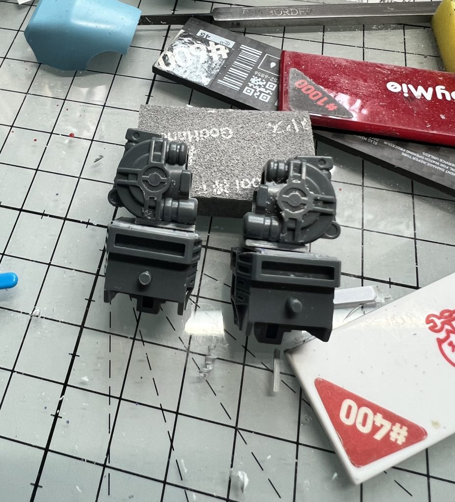 太もものフレームを切断し別パーツ化。キットのままだとV字開脚できないので少しでも動けるようにしました。