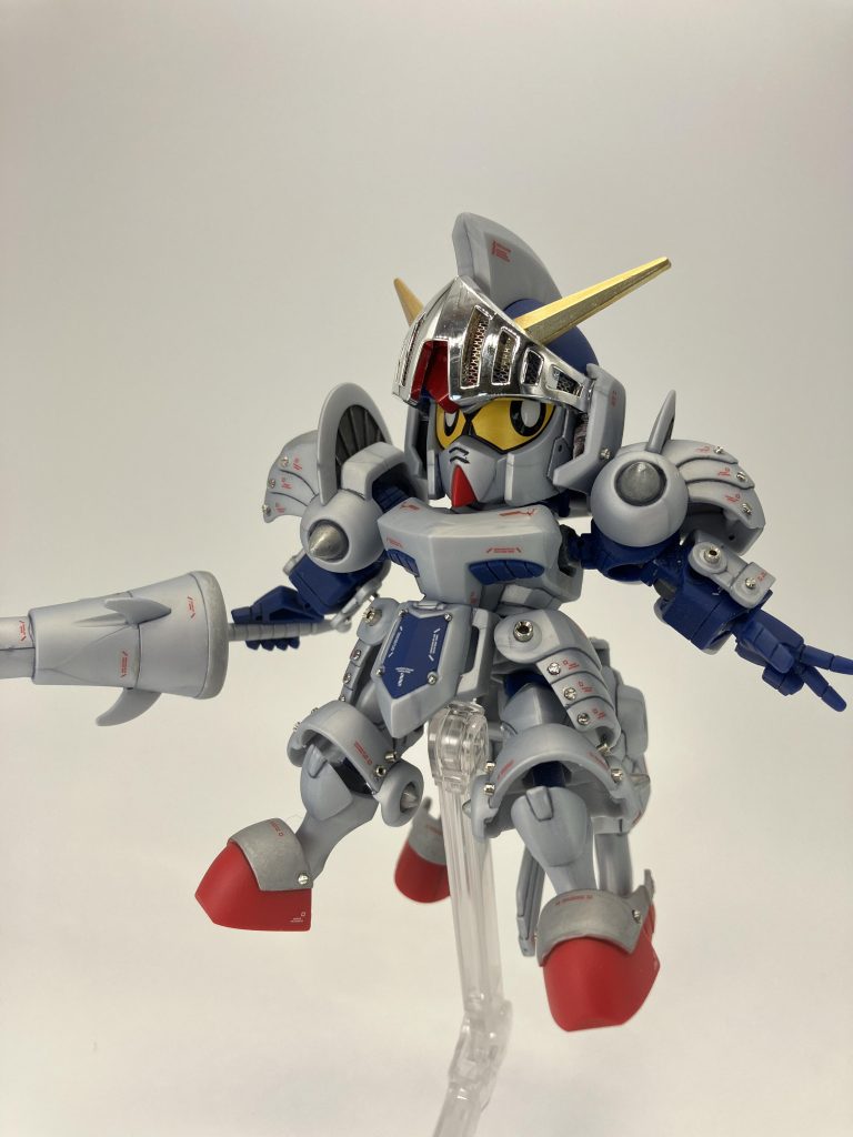 ひさしはメッキのまま、VアンテナはガンダムマーカーEXのイエローゴールドで🤗手首は、右手が通常の握り手とランス装備用の角度が付いた2種類、左手も握り手に加えて、平手が付属👍