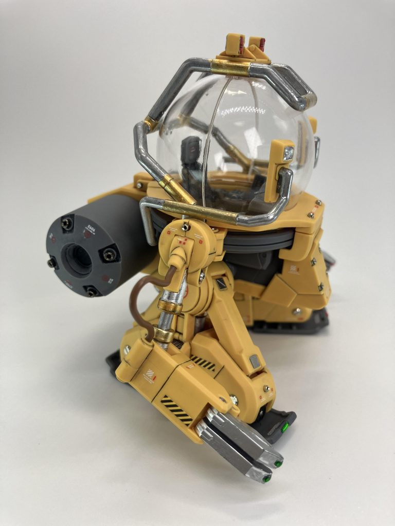 デカールは少し大きめのホワイト&レッド、また遮断機カラーのデカールを使用、フレームパーツはメッキシルバーやシャインシルバー、イエローゴールドとフォーアーティストマーカーのゴールドで塗り分け🖍️