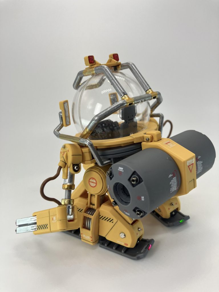 脚部を開口して、メッシュグリルを内臓、ですが椀部で隠れてあまり目立たず😆