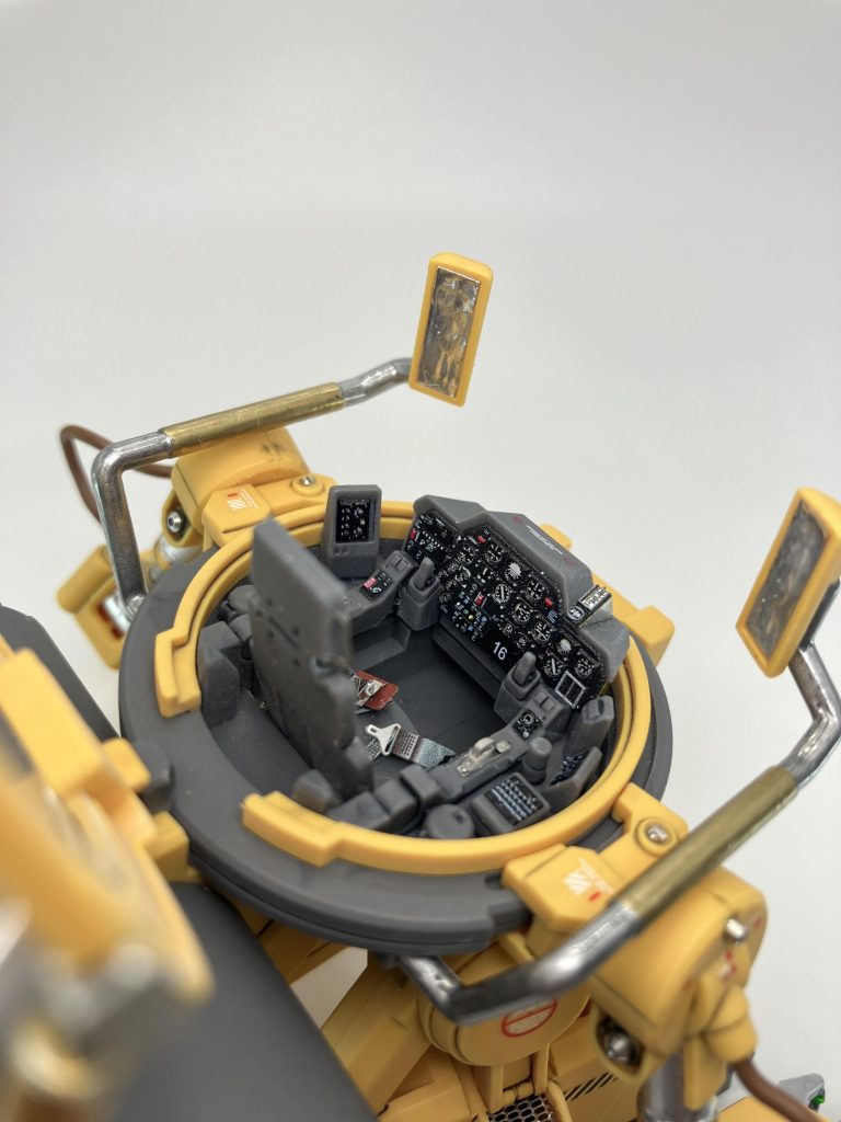 1/35ということなので、同スケールモデルの🛩️航空機用3Dデカールとエッチングパーツのセットを流用、カットしてコンソールにペタ🥳