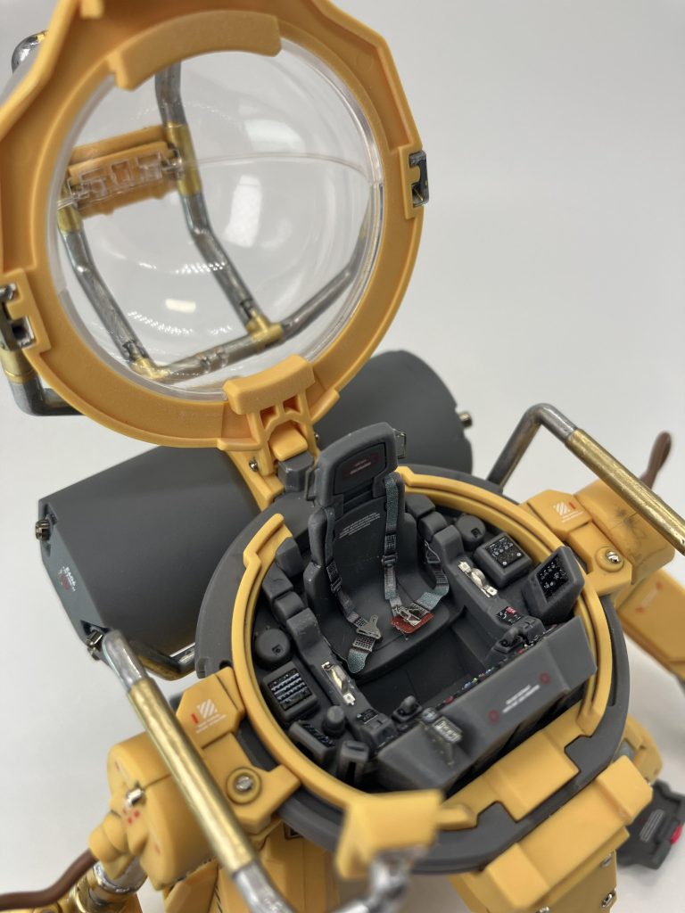 操縦席の４点式シートベルトが良い感じに、塗装済みなのも嬉しい👍ヘッドレスト両サイドの取っ手などのエッチングパーツも違和感なく😘このデカールなかなか面白いデカールで、3Dというだけあって、ボタンや計器類は立体的で少し膨らんでます、写真では分かりにくいですが🤩