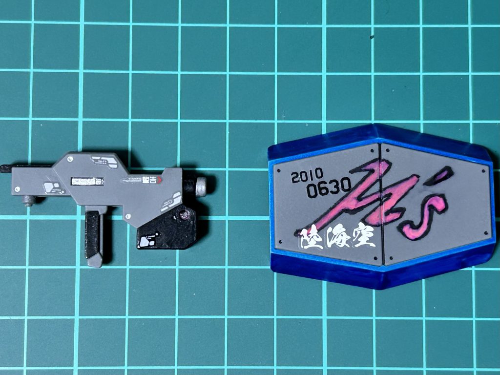 シールドには始まりの日やμ'sを入れてみました。アニメでもあった陸・海・空ネタも入れてみましたが...パット見で分かり辛い感じでしたね。これでガードは出来ないので、機体で全ての攻撃は受けます。