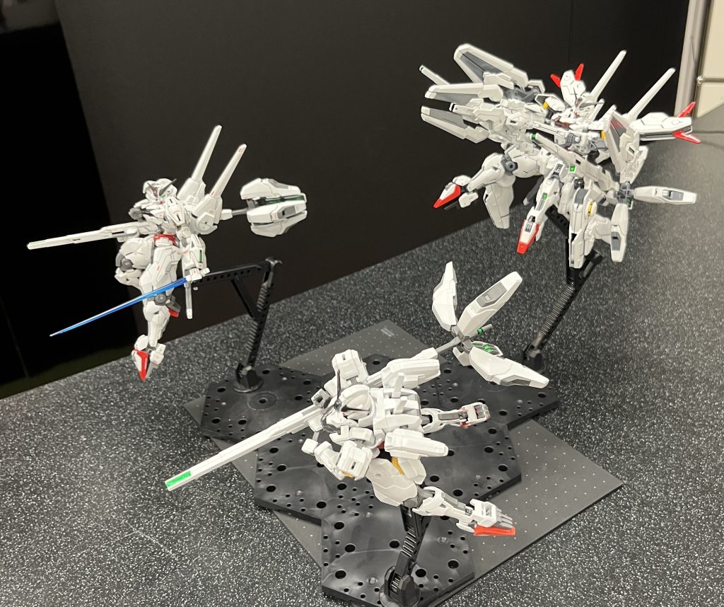 全塗装に挑戦する前に、素組み（手前）と筆塗りによる半塗装（左上）のキャリバーンを制作しました。半塗装では、白いパーツは成形色のままで、その他を筆塗りし、デカールを貼って、艶消しのトップコートを塗りました。