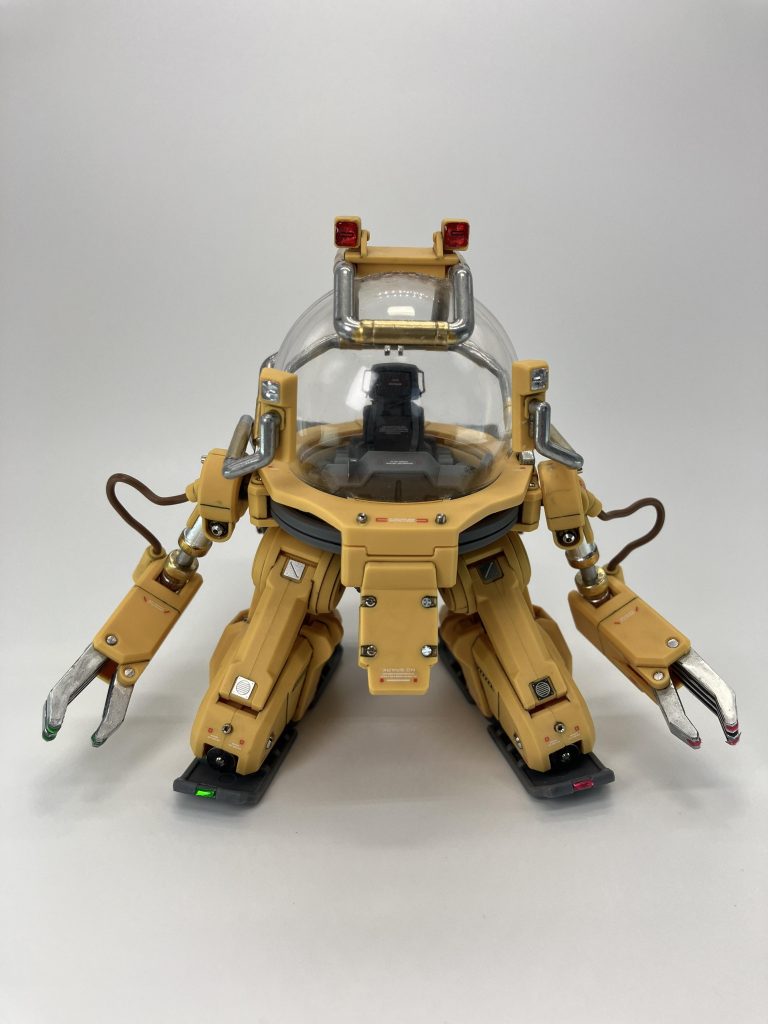 いつも通りのメタルパーツ、マニピュレータや足底の先端はグリーン&レッドのランプで、一部捲れてますが😅