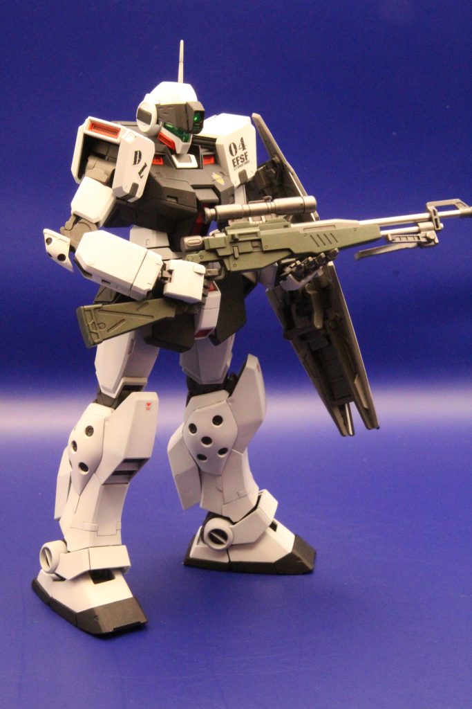 マスターグレード初心者の私はパーツの大きさにいちいち戸惑いつつ、筋の彫り直しから、サフ吹き、塗装と進もうとしたのですが…