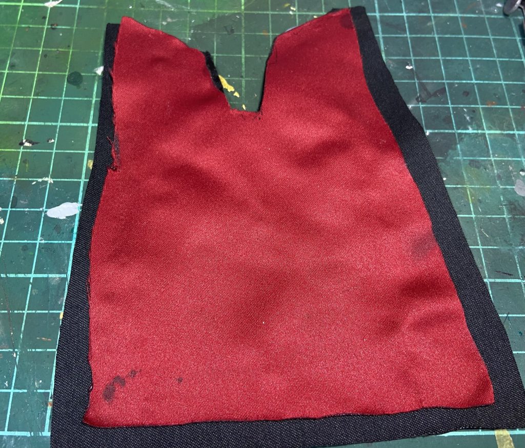 ビームマントの代わりにサテン生地を使ってマントを自作しました。ビームマントのパーツを台紙がわりにして生地を切り出し→布と布の間に針金を仕込む→ボンドで接着して完成