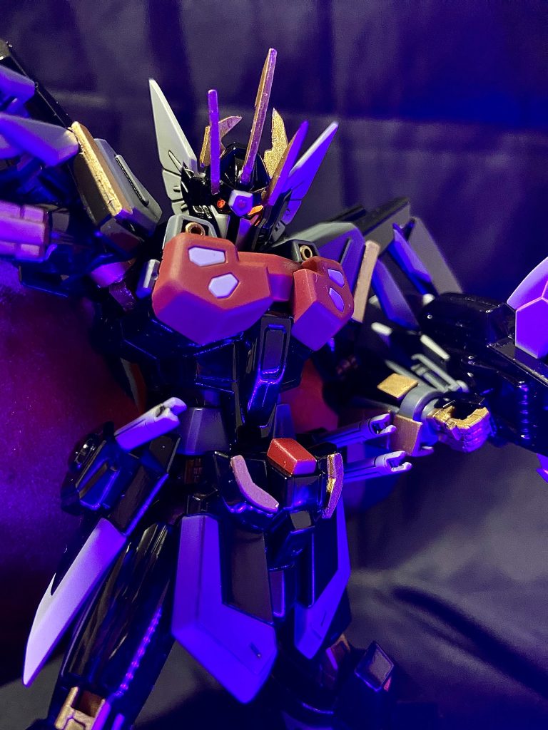 頭部はセンサー(？)とカメラアイが両方光る方式でモノアイパーツとプラ板でそれぞれ作りましたキットだとシールが別々なのが残念😢