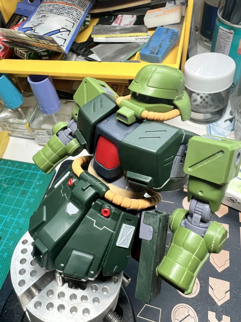 可動域を求めた結果か、プロポーション特に腰パーツは変な感じになっていて三角形になっていました。ジオン系の丸腰に戻すの一苦労しました。