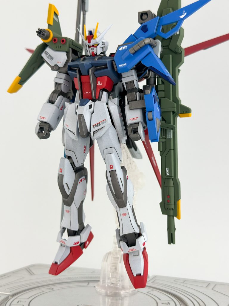 マルチプルアサルトストライカー装備。本体やエールのホワイトは写真だと白くなってしまっていますが実物はそこそこグレーです。