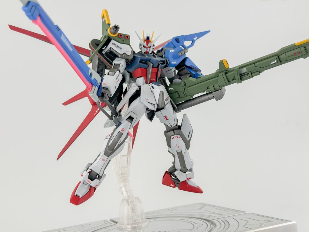 また、プチ改造ポイントとしてソードストライカーの肩アーマーを跳ね上げできるようにしました。これでアグニを構えるのも窮屈じゃないですね。