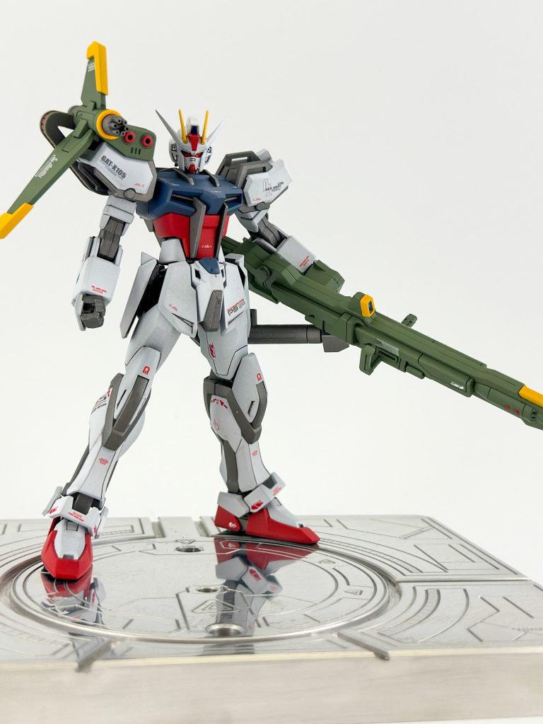 アームの動きが独特で動かすのが非常に苦手ですが構えると様になります。